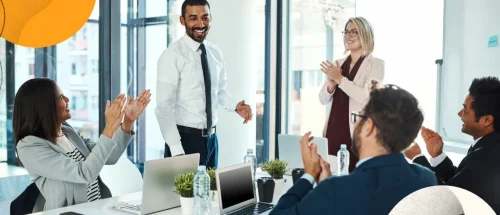 Célébration de la réussite d'un collaborateur